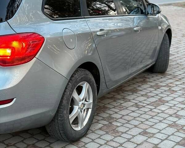 Опель Астра 2011 в Дрогобыче на Automoto.ua Серый Опель Астра, объемом двигателя 1.69 л и пробегом 261 тыс. км за 6550 $, фото 2 на Automoto.ua