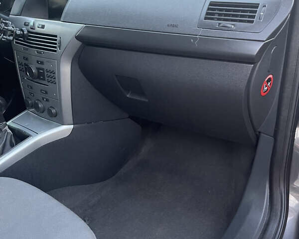 Серый Опель Астра, объемом двигателя 1.6 л и пробегом 164 тыс. км за 6500 $, фото 18 на Automoto.ua