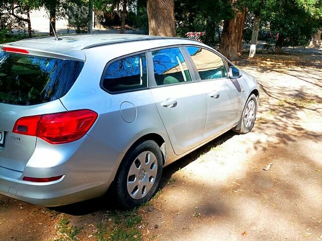 Серый Опель Астра, объемом двигателя 1.7 л и пробегом 238 тыс. км за 7400 $, фото 2 на Automoto.ua