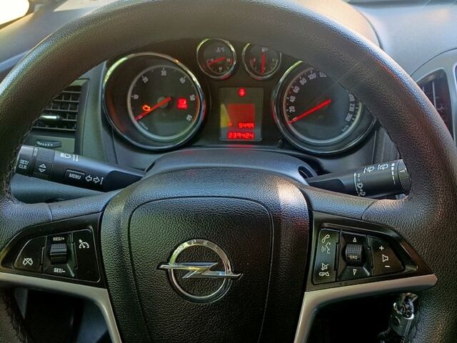 Серый Опель Астра, объемом двигателя 1.7 л и пробегом 238 тыс. км за 7400 $, фото 4 на Automoto.ua