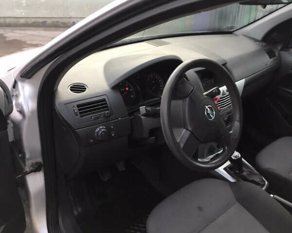 Серый Опель Астра, объемом двигателя 1.7 л и пробегом 250 тыс. км за 5900 $, фото 9 на Automoto.ua