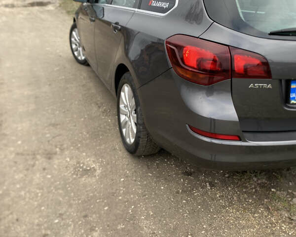 Серый Опель Астра, объемом двигателя 1.7 л и пробегом 327 тыс. км за 7800 $, фото 7 на Automoto.ua