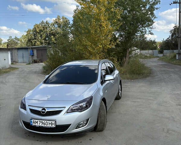 Серый Опель Астра, объемом двигателя 1.69 л и пробегом 235 тыс. км за 7600 $, фото 9 на Automoto.ua