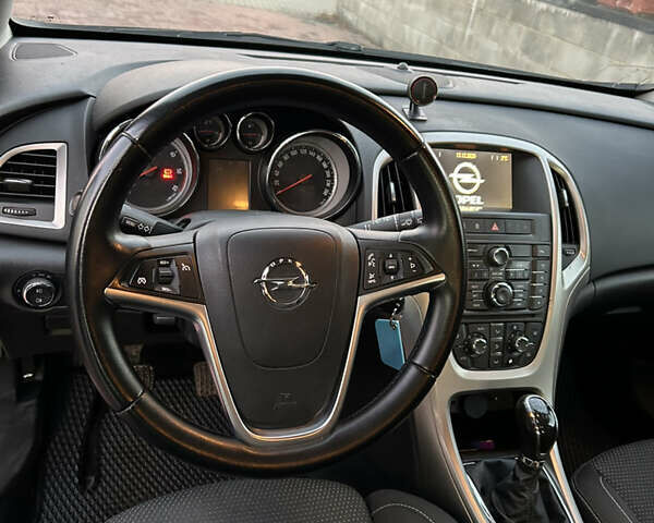 Серый Опель Астра, объемом двигателя 1.7 л и пробегом 231 тыс. км за 6600 $, фото 4 на Automoto.ua