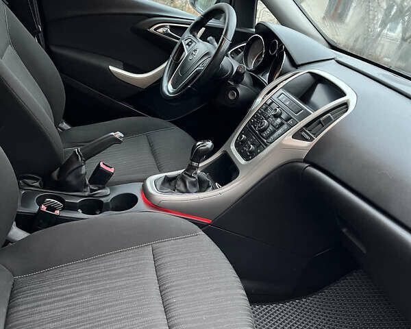 Серый Опель Астра, объемом двигателя 1.7 л и пробегом 235 тыс. км за 7500 $, фото 7 на Automoto.ua