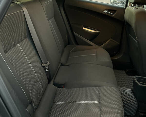 Серый Опель Астра, объемом двигателя 1.7 л и пробегом 231 тыс. км за 6600 $, фото 7 на Automoto.ua