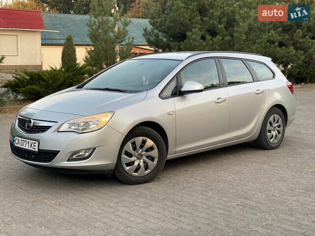 Серый Опель Астра, объемом двигателя 1.7 л и пробегом 248 тыс. км за 6999 $, фото 2 на Automoto.ua