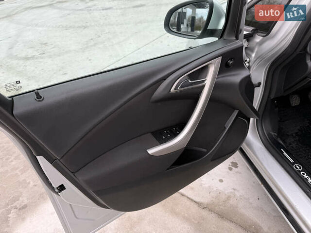 Серый Опель Астра, объемом двигателя 1.7 л и пробегом 245 тыс. км за 5700 $, фото 15 на Automoto.ua