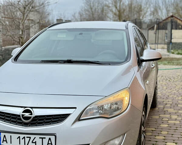Серый Опель Астра, объемом двигателя 1.7 л и пробегом 252 тыс. км за 5900 $, фото 2 на Automoto.ua