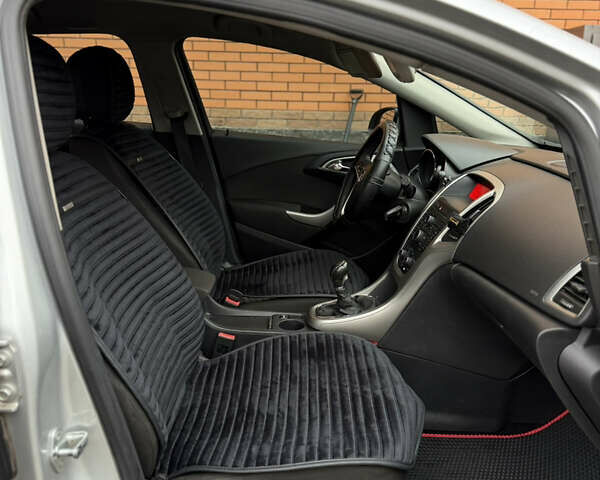 Серый Опель Астра, объемом двигателя 1.7 л и пробегом 252 тыс. км за 5900 $, фото 9 на Automoto.ua