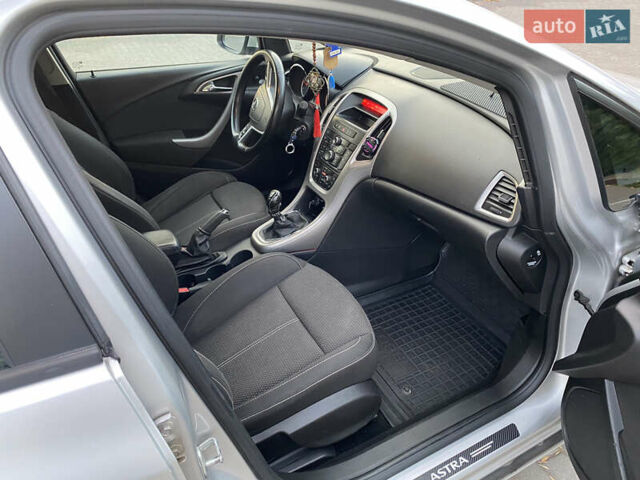 Серый Опель Астра, объемом двигателя 1.7 л и пробегом 248 тыс. км за 6999 $, фото 10 на Automoto.ua