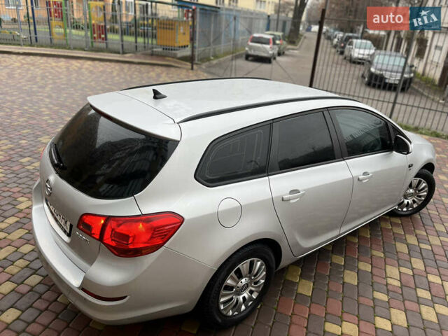 Серый Опель Астра, объемом двигателя 1.7 л и пробегом 257 тыс. км за 5850 $, фото 9 на Automoto.ua