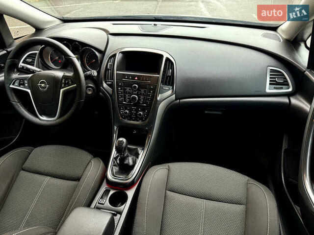 Опель Астра 2013 в Ровно на Automoto.ua Серый Опель Астра, объемом двигателя 2 л и пробегом 224 тыс. км за 7999 $, фото 25 на Automoto.ua
