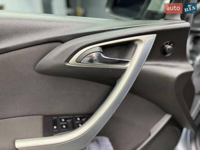 Серый Опель Астра, объемом двигателя 1.7 л и пробегом 208 тыс. км за 8800 $, фото 6 на Automoto.ua