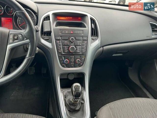 Серый Опель Астра, объемом двигателя 1.7 л и пробегом 330 тыс. км за 4000 $, фото 26 на Automoto.ua