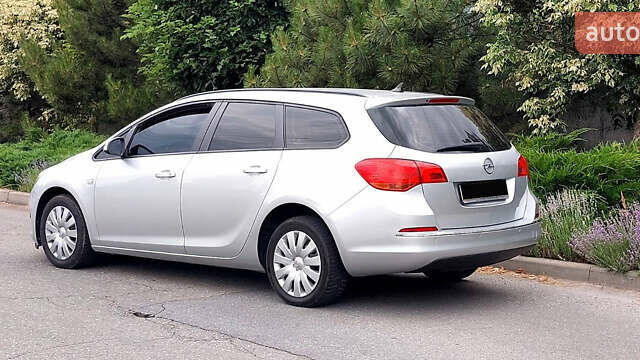 Серый Опель Астра, объемом двигателя 1.7 л и пробегом 246 тыс. км за 7300 $, фото 4 на Automoto.ua