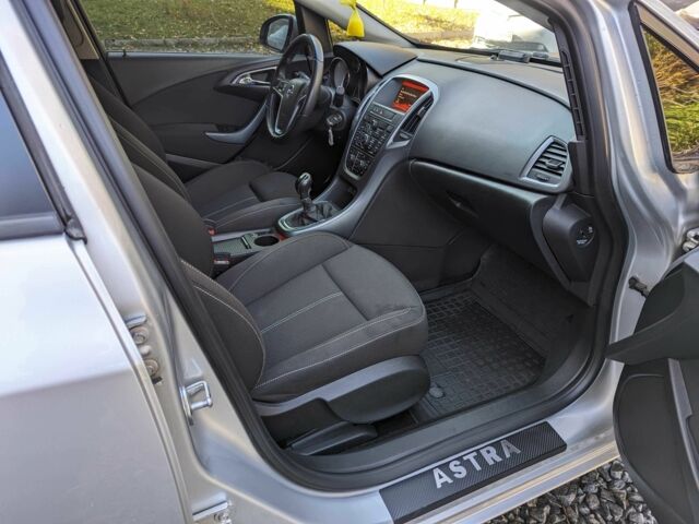 Серый Опель Астра, объемом двигателя 1.7 л и пробегом 170 тыс. км за 8900 $, фото 12 на Automoto.ua