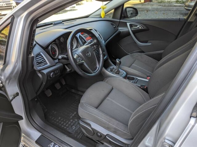 Серый Опель Астра, объемом двигателя 1.7 л и пробегом 170 тыс. км за 8900 $, фото 13 на Automoto.ua