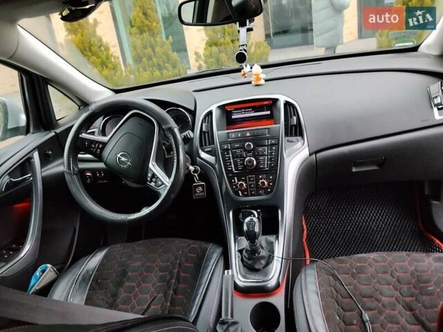 Серый Опель Астра, объемом двигателя 1.7 л и пробегом 230 тыс. км за 7900 $, фото 13 на Automoto.ua
