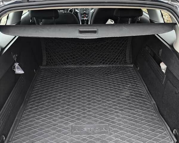 Серый Опель Астра, объемом двигателя 1.96 л и пробегом 276 тыс. км за 10000 $, фото 7 на Automoto.ua