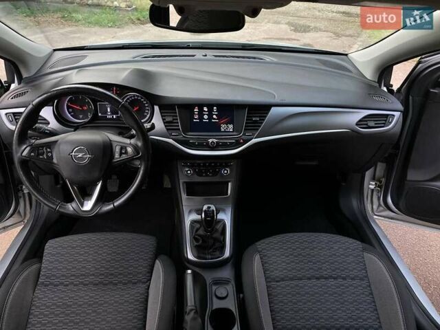 Серый Опель Астра, объемом двигателя 1.5 л и пробегом 115 тыс. км за 12599 $, фото 14 на Automoto.ua