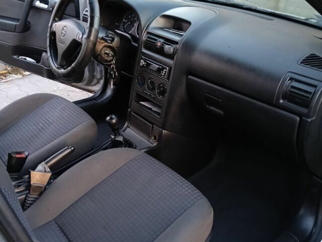 Серый Опель Астра, объемом двигателя 1.7 л и пробегом 400 тыс. км за 1500 $, фото 3 на Automoto.ua