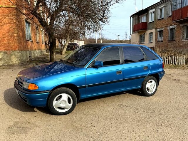 Синий Опель Астра, объемом двигателя 1.4 л и пробегом 250 тыс. км за 1700 $, фото 1 на Automoto.ua