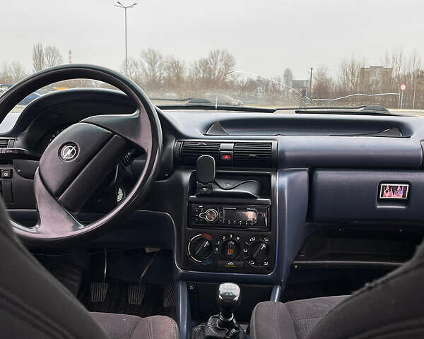 Синий Опель Астра, объемом двигателя 1.6 л и пробегом 418 тыс. км за 2600 $, фото 17 на Automoto.ua