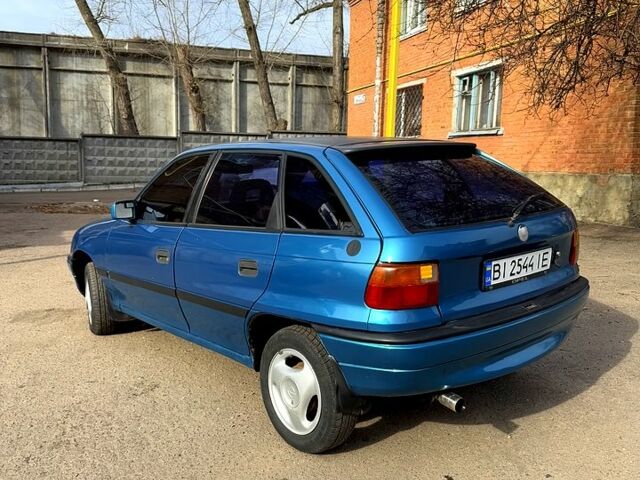 Синий Опель Астра, объемом двигателя 1.4 л и пробегом 250 тыс. км за 1700 $, фото 3 на Automoto.ua