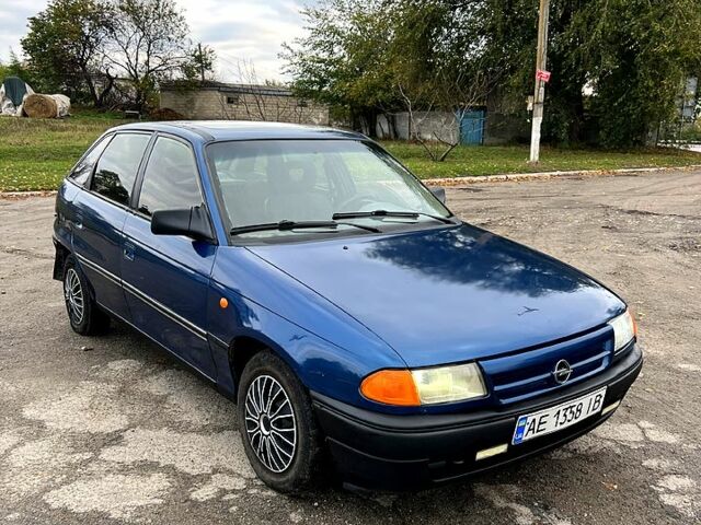 Синий Опель Астра, объемом двигателя 1.4 л и пробегом 250 тыс. км за 850 $, фото 3 на Automoto.ua