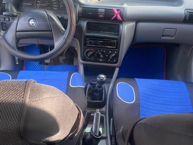 Синий Опель Астра, объемом двигателя 1.4 л и пробегом 250 тыс. км за 1400 $, фото 3 на Automoto.ua