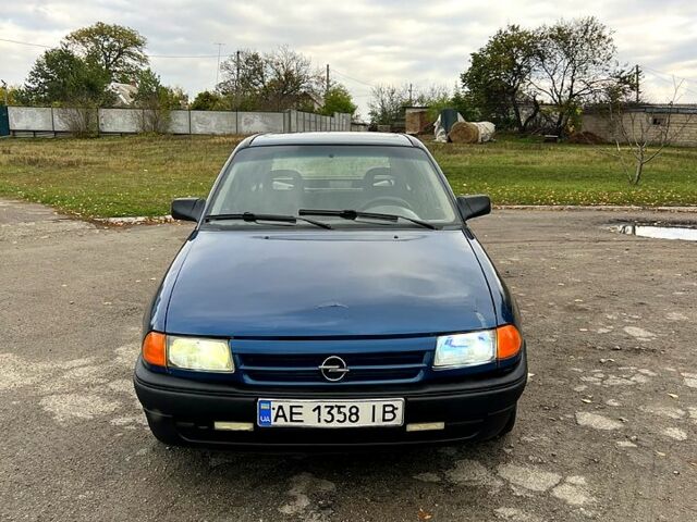 Синий Опель Астра, объемом двигателя 1.4 л и пробегом 250 тыс. км за 850 $, фото 2 на Automoto.ua