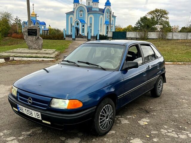 Синий Опель Астра, объемом двигателя 1.4 л и пробегом 250 тыс. км за 850 $, фото 1 на Automoto.ua