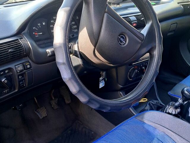 Синий Опель Астра, объемом двигателя 1.4 л и пробегом 200 тыс. км за 2100 $, фото 4 на Automoto.ua