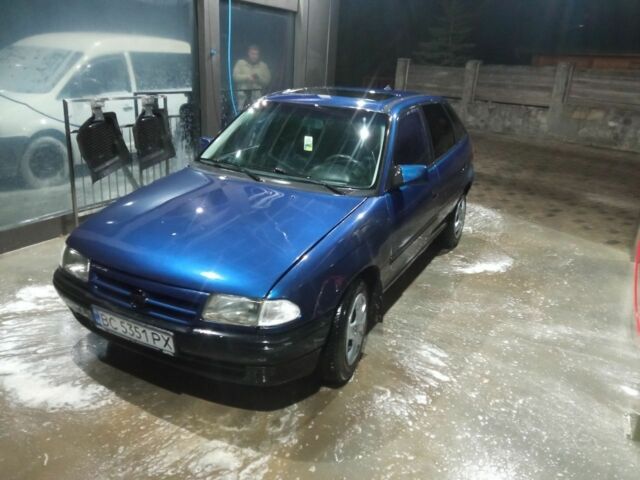 Синий Опель Астра, объемом двигателя 1.4 л и пробегом 400 тыс. км за 1100 $, фото 2 на Automoto.ua