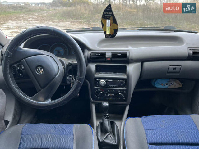 Синий Опель Астра, объемом двигателя 1.8 л и пробегом 321 тыс. км за 1250 $, фото 7 на Automoto.ua