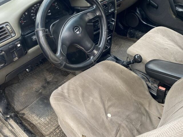 Синий Опель Астра, объемом двигателя 1.6 л и пробегом 283 тыс. км за 800 $, фото 5 на Automoto.ua