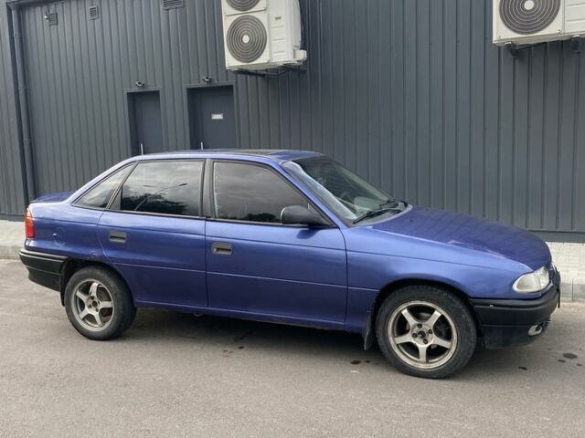 Синий Опель Астра, объемом двигателя 1.4 л и пробегом 250 тыс. км за 1300 $, фото 2 на Automoto.ua