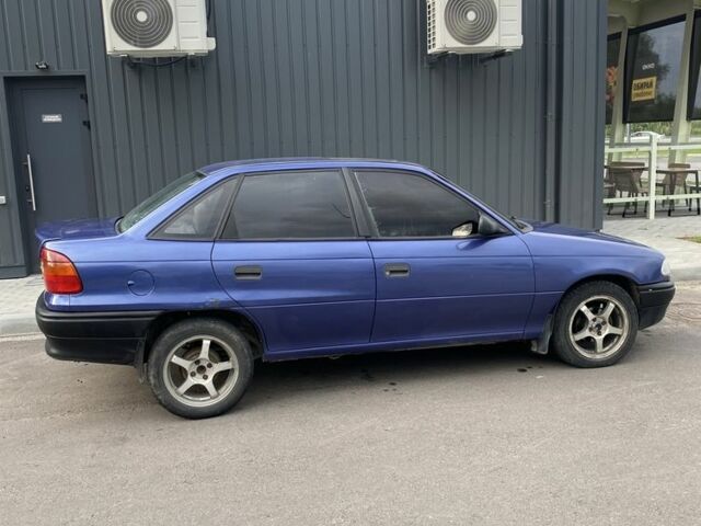 Синий Опель Астра, объемом двигателя 1.4 л и пробегом 250 тыс. км за 1300 $, фото 3 на Automoto.ua