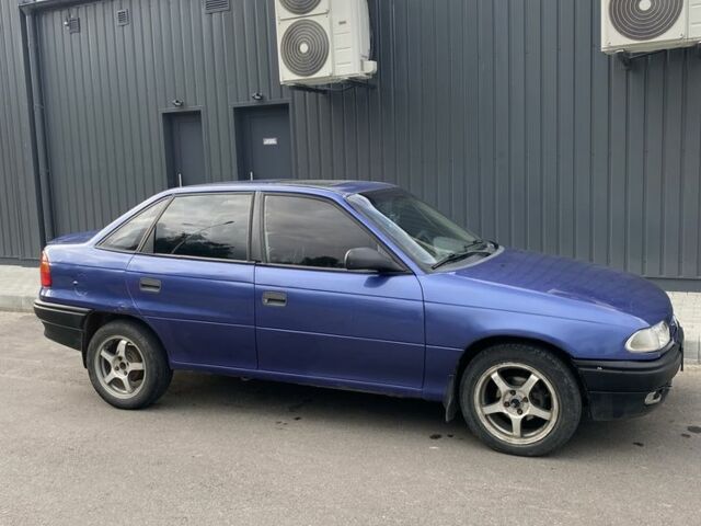 Синий Опель Астра, объемом двигателя 1.4 л и пробегом 250 тыс. км за 1300 $, фото 1 на Automoto.ua