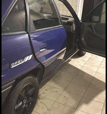 Синий Опель Астра, объемом двигателя 1.4 л и пробегом 300 тыс. км за 1400 $, фото 3 на Automoto.ua