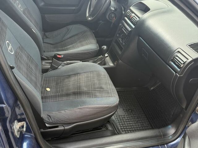 Синий Опель Астра, объемом двигателя 1.4 л и пробегом 263 тыс. км за 3925 $, фото 5 на Automoto.ua