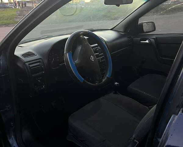 Синий Опель Астра, объемом двигателя 1.36 л и пробегом 250 тыс. км за 2700 $, фото 5 на Automoto.ua