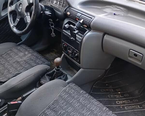 Синий Опель Астра, объемом двигателя 1.8 л и пробегом 220 тыс. км за 1650 $, фото 4 на Automoto.ua