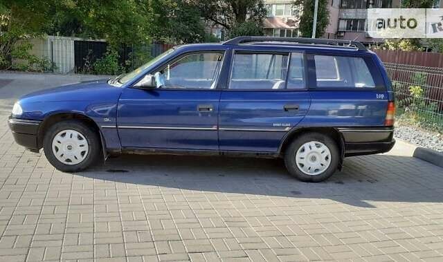 Синий Опель Астра, объемом двигателя 1.6 л и пробегом 267 тыс. км за 2350 $, фото 1 на Automoto.ua