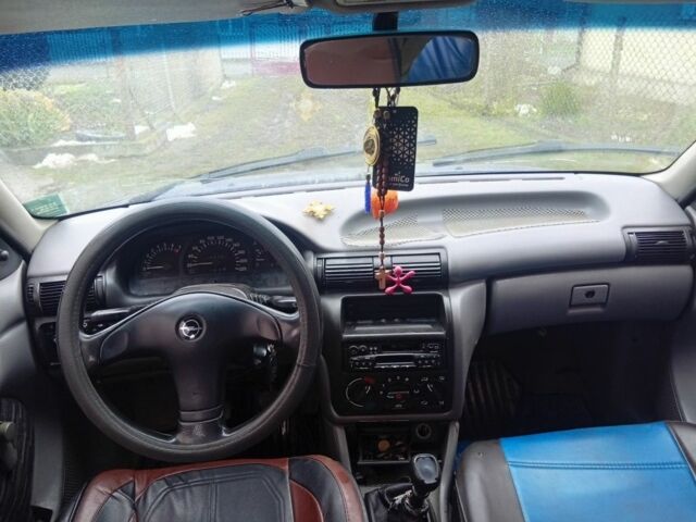 Синий Опель Астра, объемом двигателя 1.8 л и пробегом 300 тыс. км за 1050 $, фото 1 на Automoto.ua