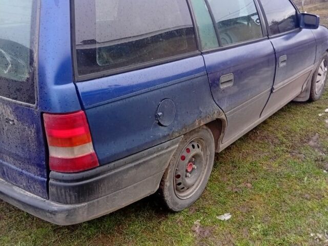 Синий Опель Астра, объемом двигателя 1.8 л и пробегом 300 тыс. км за 1050 $, фото 3 на Automoto.ua