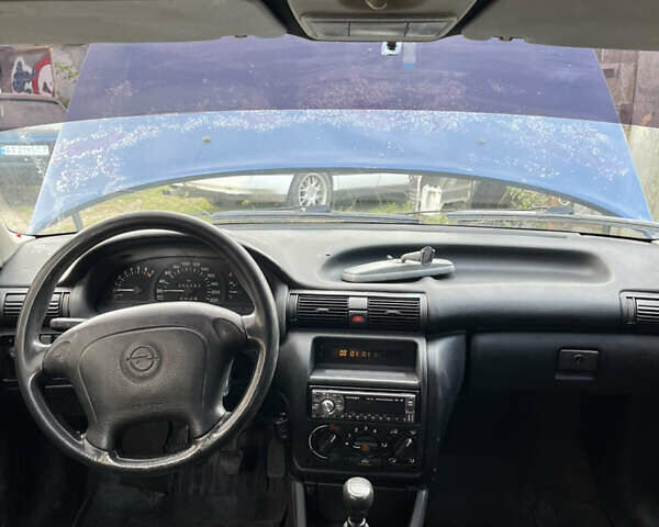 Синий Опель Астра, объемом двигателя 1.6 л и пробегом 200 тыс. км за 1650 $, фото 4 на Automoto.ua