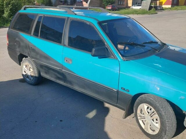 Синий Опель Астра, объемом двигателя 1.4 л и пробегом 300 тыс. км за 700 $, фото 1 на Automoto.ua