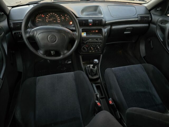 Синій Опель Астра, об'ємом двигуна 1.6 л та пробігом 200 тис. км за 1500 $, фото 4 на Automoto.ua